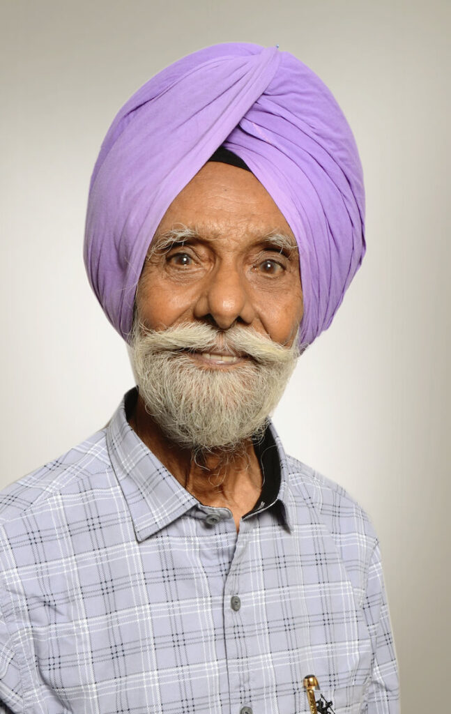 Attarjeet Kahanikar, Book Sabute Kadam